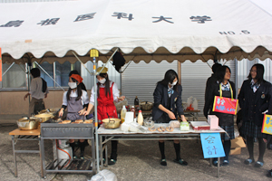 JRC部 農業祭でのお好み焼き販売と募金活動 JRC部 農業祭でのお好み焼き販売と募金活動