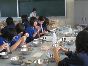 食品科学科のグルテンの実験