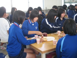 食品科学科のパンの試食
