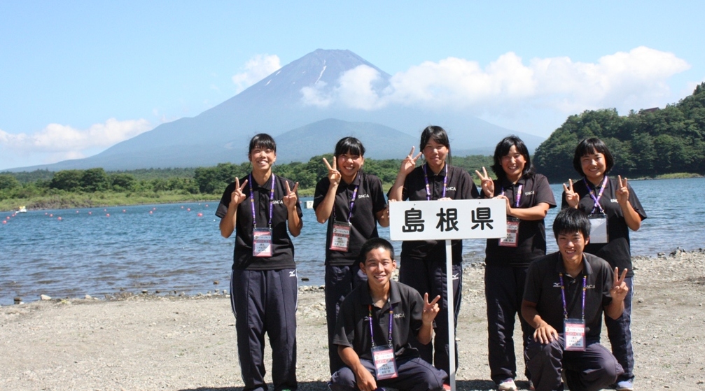 富士山をバックに