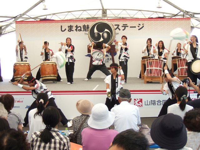 「神話博しまね」特設ステージでの演奏