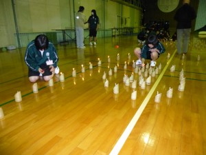 気をつけてろうそくを並べてます