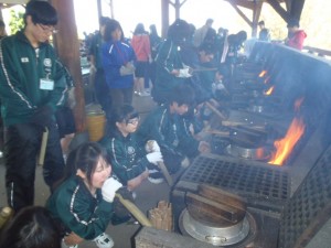 かまどの前は煙いです