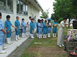 卵巣の状態を確認しています。