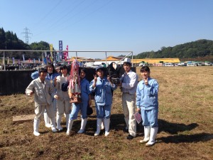 大きなトロフィーをいただきました。