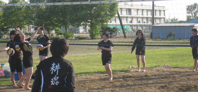 【女子バレー部】　ビーチバレーの練習始まりました！