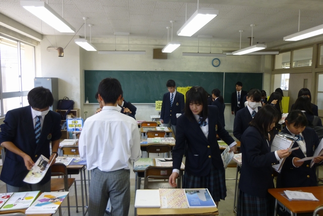 資料頒布会の様子