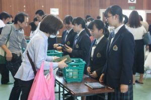 販売する生徒