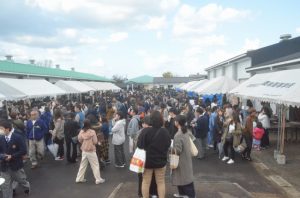 たくさんの来場者で賑わう食の広場