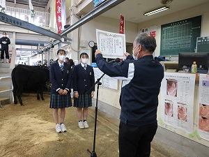 【動物科学科】第６回和牛甲子園の表彰をしていただきました。