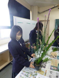 部長、副部長がお花を活けています