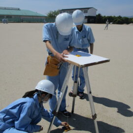 【環境科学科】2年生の平板測量競技に向けた実習が始まりました