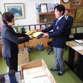 【総務部】ＰＴＡより記念品の贈呈を受けました