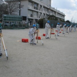 【環境科学科】トータルステーションの据付・観測テスト