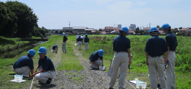 【環境科学科】夏休み実習に向けて牛頭川の測点配置を行いました。